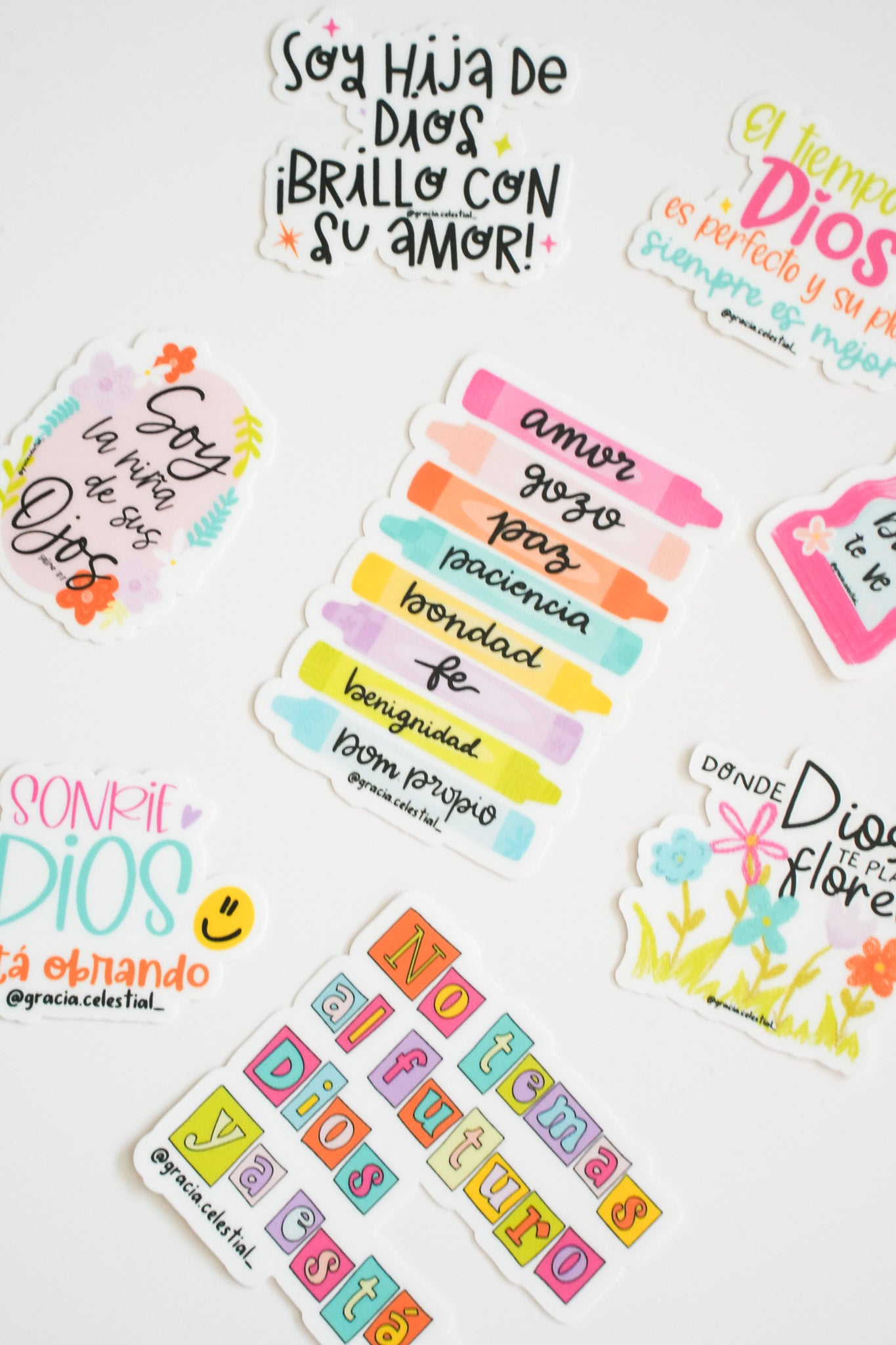 Sonrie Dios está obrando Sticker