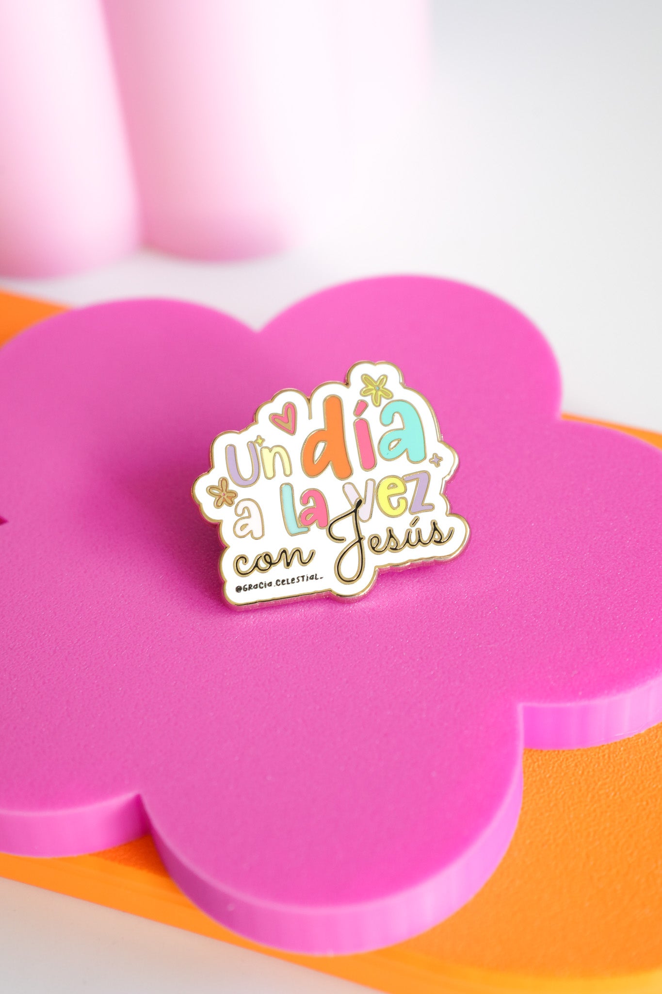 Un día a la vez Exclusive Pin