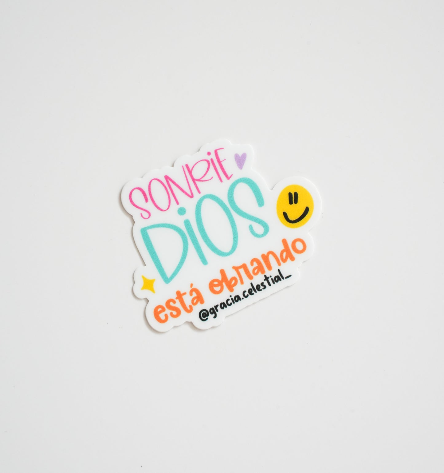 Sonrie Dios está obrando Sticker