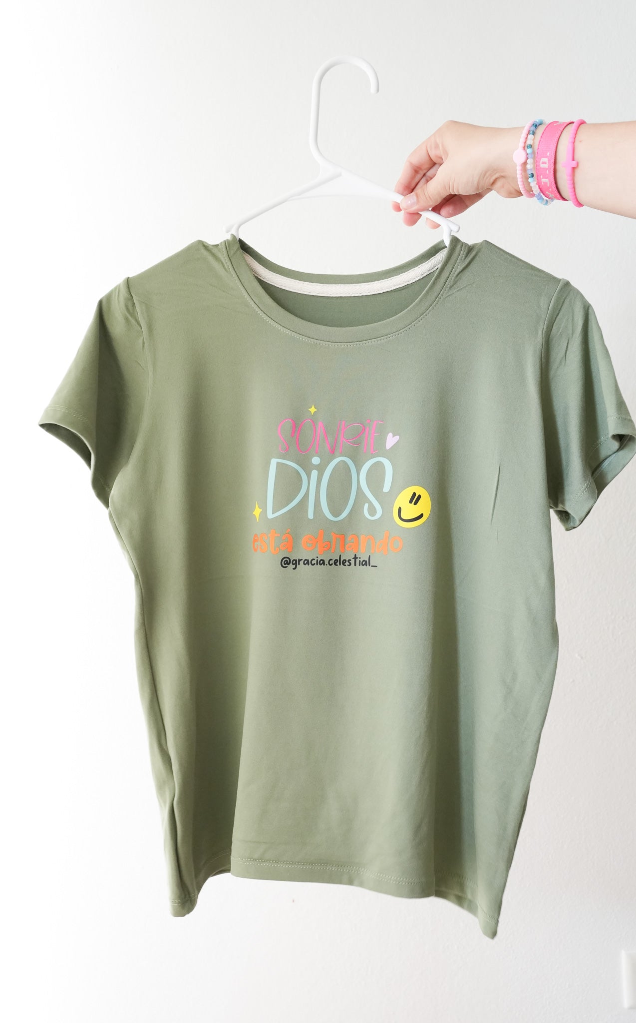 Camisa Sonríe Dios está obrando